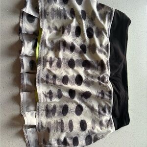 Lululemon skort - ladies size 6 Black and Gray